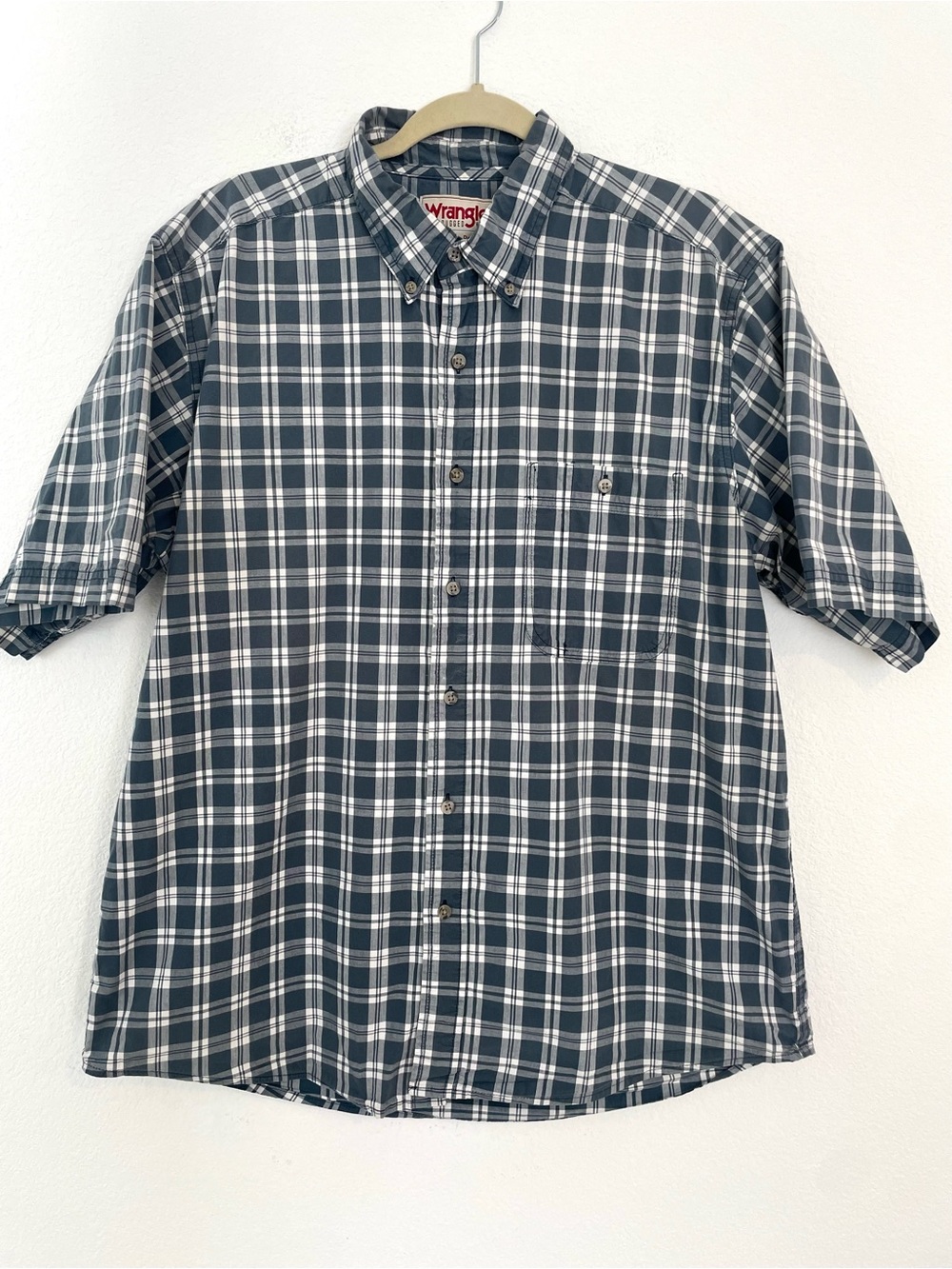 Wrangler Rugged Wear Men’s Blue & White Plaid Short-Sleeve Button-Down Shirt